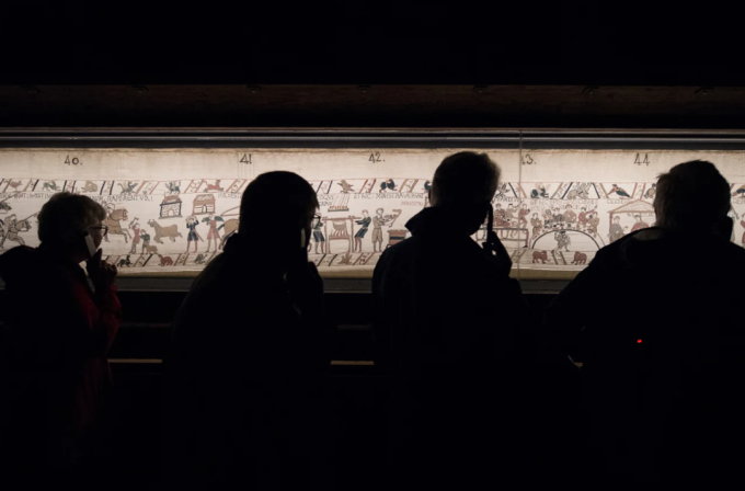 Các bức thêu trong bảo tàng Thảm Bayeux. Ảnh: AFP