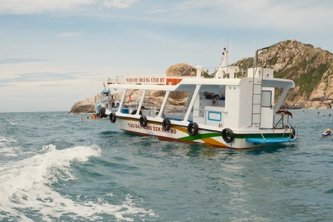 Tàu đáy kính chở khách ngắm san hô ở Vĩnh Hy. Ảnh:Bích Phương