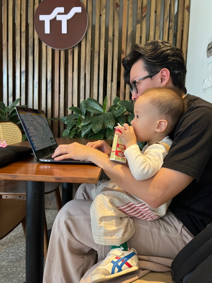Minh Hoàng mang theo laptop đi làm khi trông con. Ảnh nhân vật cung cấp