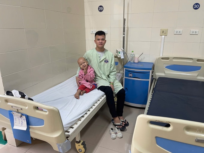 Nguyễn Văn Khương đưa con trai 3 tuổi điều trị tại Bệnh viện K Tân Triều, Hà Nội, cuối tháng 12. Ảnh: Nhân vật cung cấp