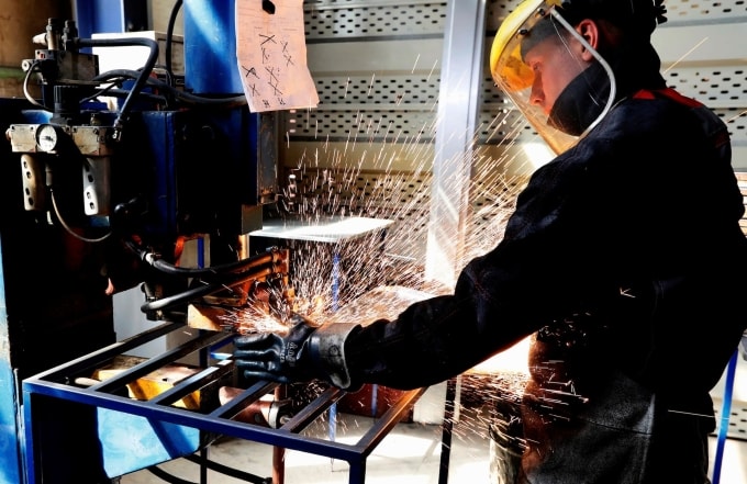 Công nhân trong một nhà máy tại Krasnoyarsk (Nga). Ảnh: Reuters