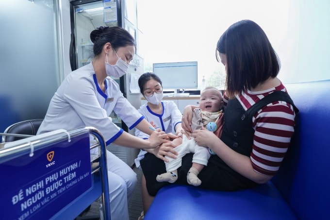 Trẻ tiêm kháng thể đơn dòng RSV tại Hệ thống Tiêm chủng VNVC. Ảnh: Tuấn Anh