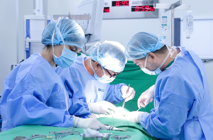 Êkíp phẫu thuật cho My. Ảnh: Bệnh viện Đa khoa Tâm Anh