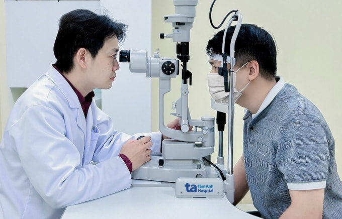 Bác sĩ Huy khám mắt cho một thanh niên. Ảnh minh họa: Bệnh viện Đa khoa Tâm Anh