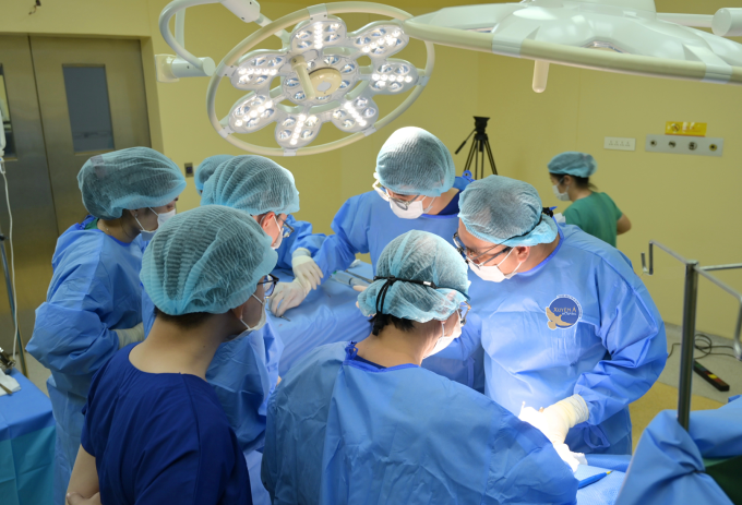 Bác sĩ phẫu thuật ghép thận cho bệnh nhân. Ảnh: Bệnh viện cung cấp