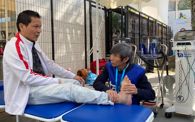 Thạc sĩ Dần khám cho người chơi thể thao bị bong gân. Ảnh: Bệnh viện Đa khoa Tâm Anh