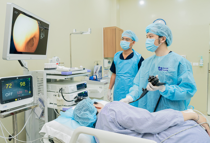 Bác sĩ Phú đang nội soi dạ dày cho người bệnh. Ảnh: Bệnh viện Đa khoa Tâm Anh