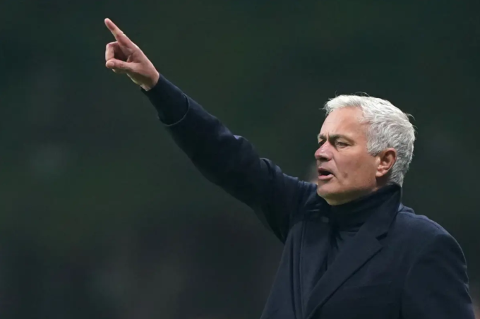 HLV Jose Mourinho phản ứng trong trận Benfica SC Braga 2-2 ở vòng 16 giải VĐQG Bồ Đào Nha. Ảnh: Ojogo