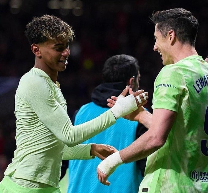 Yamal và Lewandowski mừng bàn thắng với mỗi người một tay được quấn băng ở vùng cổ tay. Ảnh: EFE