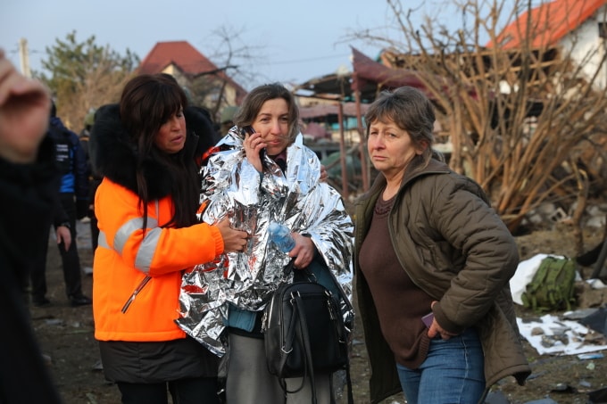 Người dân địa phương buồn bã sau khi ngôi nhà bị phá hủy trong cuộc tấn công của Nga ở vùng Zaporizhzhia hôm 19/12. Ảnh: AP