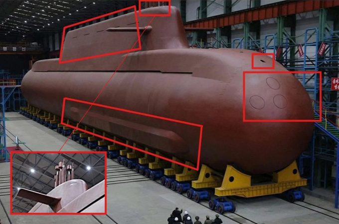 Các điểm đáng chú ý (khoanh đỏ) trong hình ảnh về tàu ngầm hạt nhân được Triều Tiên công bố hôm 25/12. Ảnh: KCNA