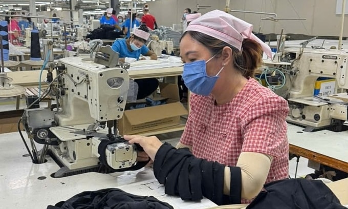Chị Mỹ Ten trong giờ làm việc ở nhà máy, ngày 27/12. Ảnh: An Phương