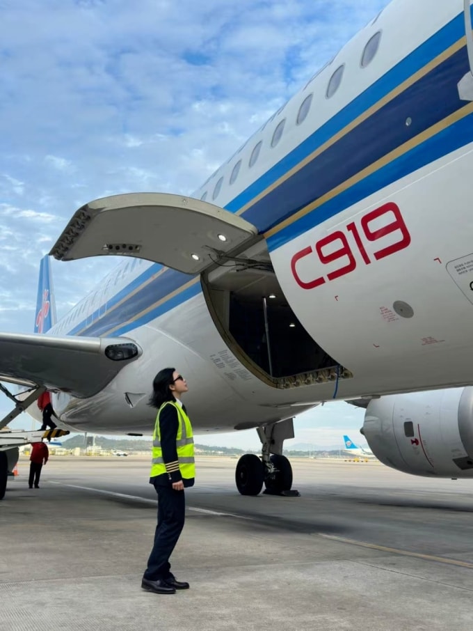 Vu Duyệt đứng cạnh một chiếc C919 do Trung Quốc sản xuất. Ảnh: CSA