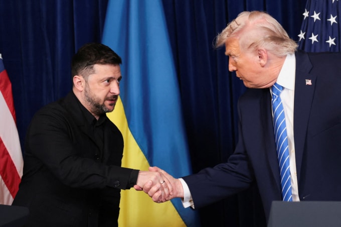 Tổng thống Mỹ Donald Trump (phải) và Tổng thống Ukraine Volodymyr Zelensky tại Mar-a-Lago, bang Florida ngày 28/12. Ảnh: Reuters