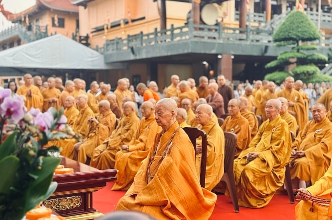 Đức Pháp chủ Giáo hội Phật giáo Việt Nam, đại lão hòa thượng Thích Trí Quảng chủ sự lễ an vị xá lợi trái tim Bồ tát Thích Quảng Đức ở tháp Đa Bảo, sáng 29/12. Ảnh: Minh Bằng