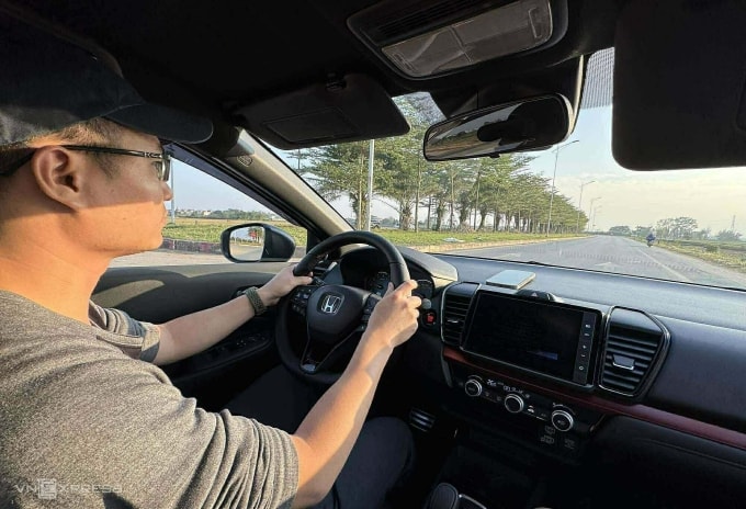 Dịch vụ thuê xe tự lái ngày càng phổ biến, đặc biệt những dịp lễ Tết, sắp tới sẽ được siết chặt bằng các quy định phạt tương ứng lỗi. Ảnh: Vũ Tuân