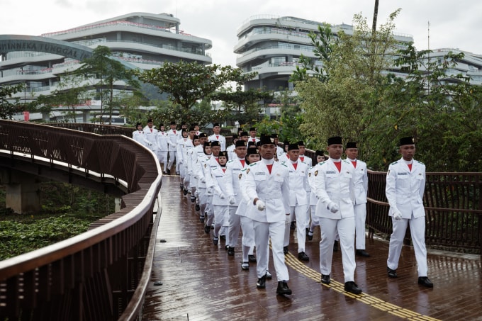 Thành viên đội nghi lễ Indonesia trước lễ kỷ niệm 80 năm quốc khánh tại Nusantara hôm 17/8/2025. Ảnh: AFP