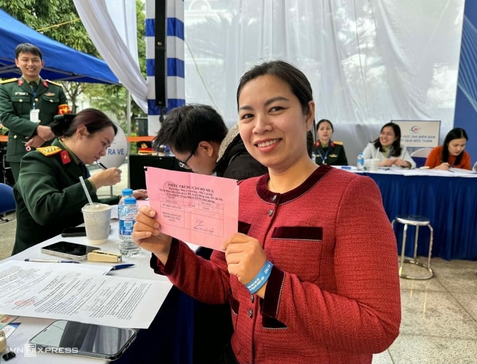 Chị Bích Ngân vui mừng sau khi bốc thăm trúng suất mua nhà ở xã hội của Tổng công ty 319. Ảnh: Ngọc Diễm