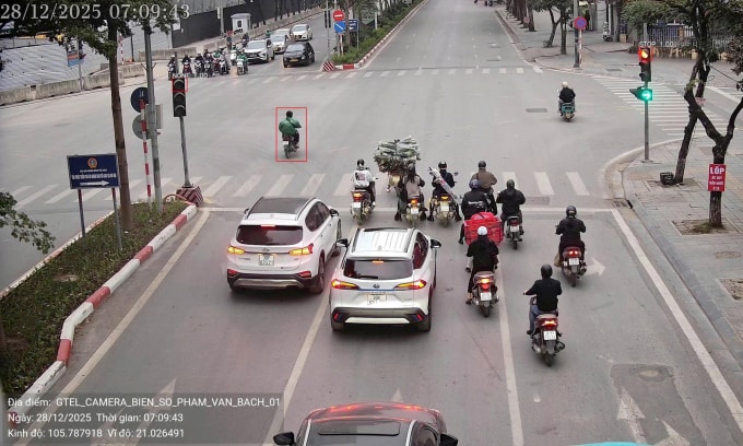 Người điều khiển xe máy không đội mũ bảo hiểm (khoanh đỏ) ngày 28/12. Ảnh: Cục CSGT