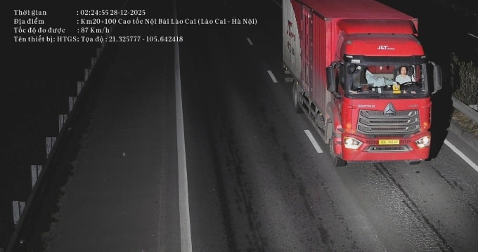 Lái xe không thắt dây an toàn bị camera AI ghi lại ngày 28/12. Ảnh: Cục CSGT