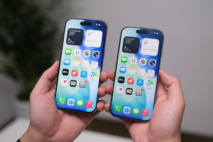 Hai mẫu iPhone Air (trái) và iPhone 17. Ảnh: Tuấn Hưng