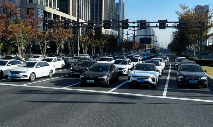 Ôtô dừng chờ đèn tín hiệu tại một ngã tư ở thành phố Hàng Châu, tháng 11 vừa qua. Ảnh: Minh Thủy