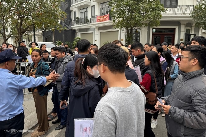 Hàng trăm người xếp hàng chờ vào khu vực bốc thăm mua căn hộ của Tổng công ty 319. Ảnh: Ngọc Diễm