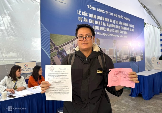 Anh Nguyễn Xuân Triều vừa hoàn thành thủ tục xác nhận quyền mua căn hộ tại Khu nhà ở xã hội xã Uy Nỗ. Ảnh: Ngọc Diễm