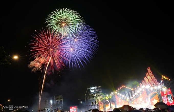 Bắn pháo hoa ở khu vực sân vận động Mỹ Đình hôm 2/9. Ảnh: Ngọc Thành