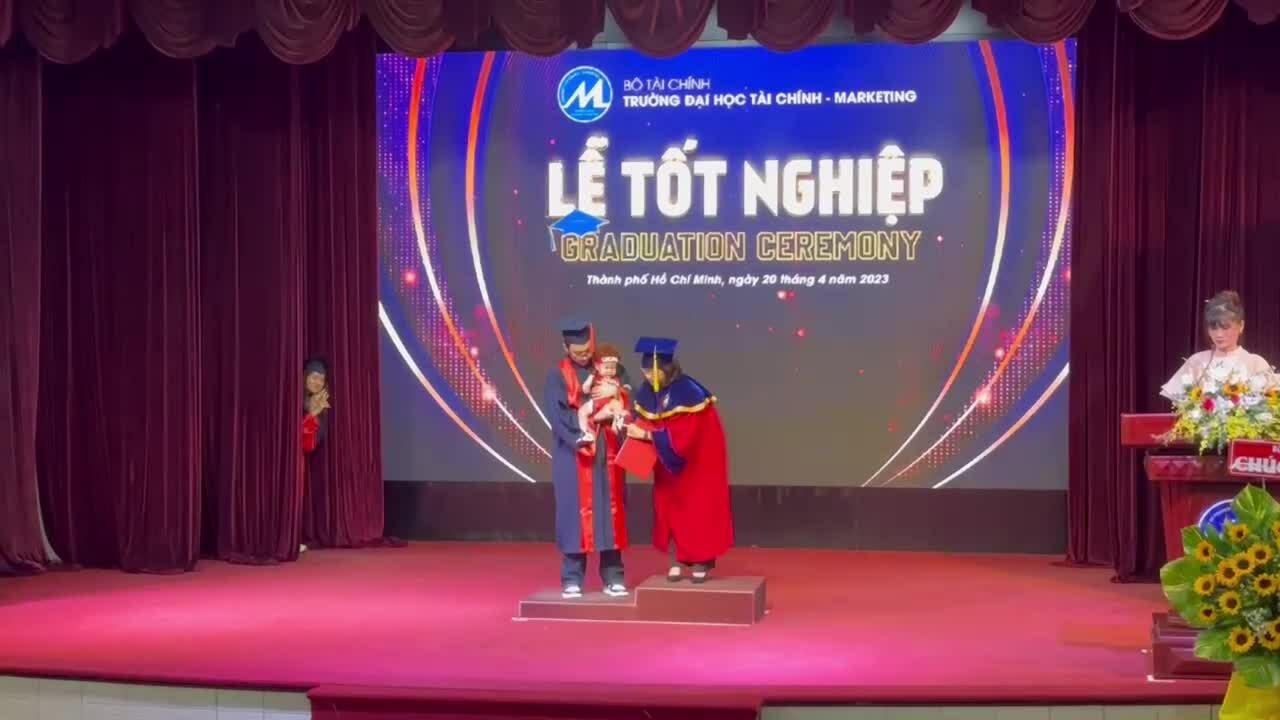 Làm cha mẹ trên giảng đường