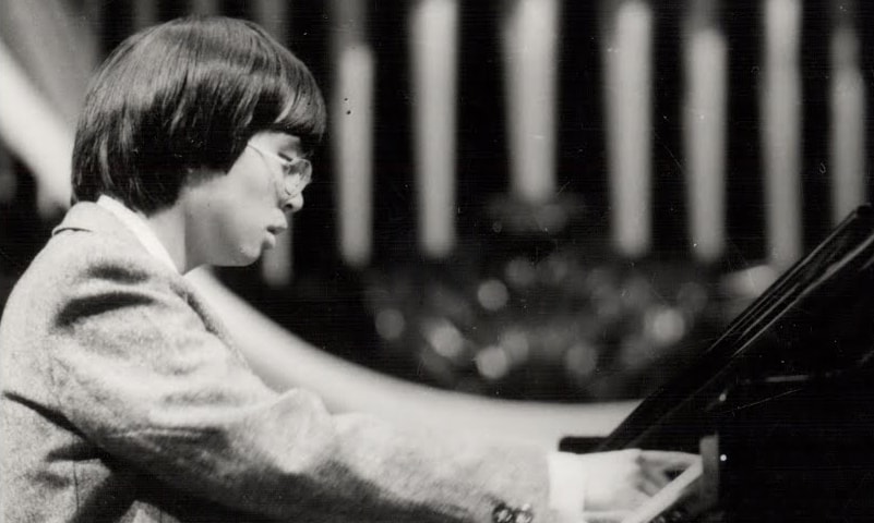 Đặng Thái Sơn chơi nhạc ở cuộc thi Chopin năm 1980