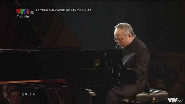 Đặng Thái Sơn biểu diễn ở lễ trao giải VinFuture 2022