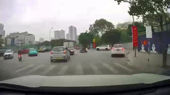 Hai xe máy đâm nhau tại ngã tư