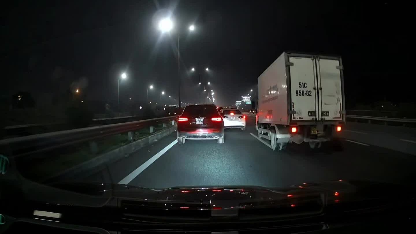 Không làm chủ tốc độ, xe tải gây tai nạn trên cao tốc