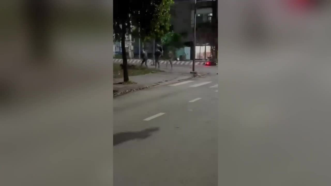 Nhóm thanh niên cầm hung khí hành hung 'đối thủ' giữa đường