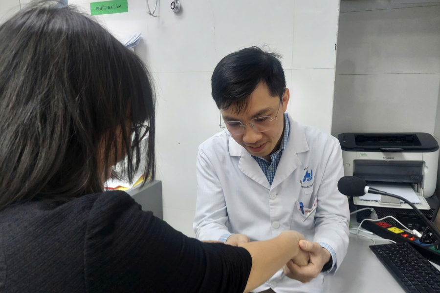 Bác sĩ đang khám cho một trường hợp bệnh nhân (Báo Soha)