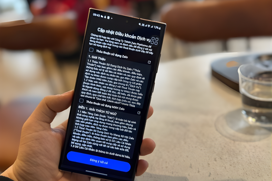 Những cập nhật mới trong điều khoản dịch vụ của Zalo vấp phải nhiều ý kiến trái chiều từ cộng đồng người dùng (Báo Lao động)