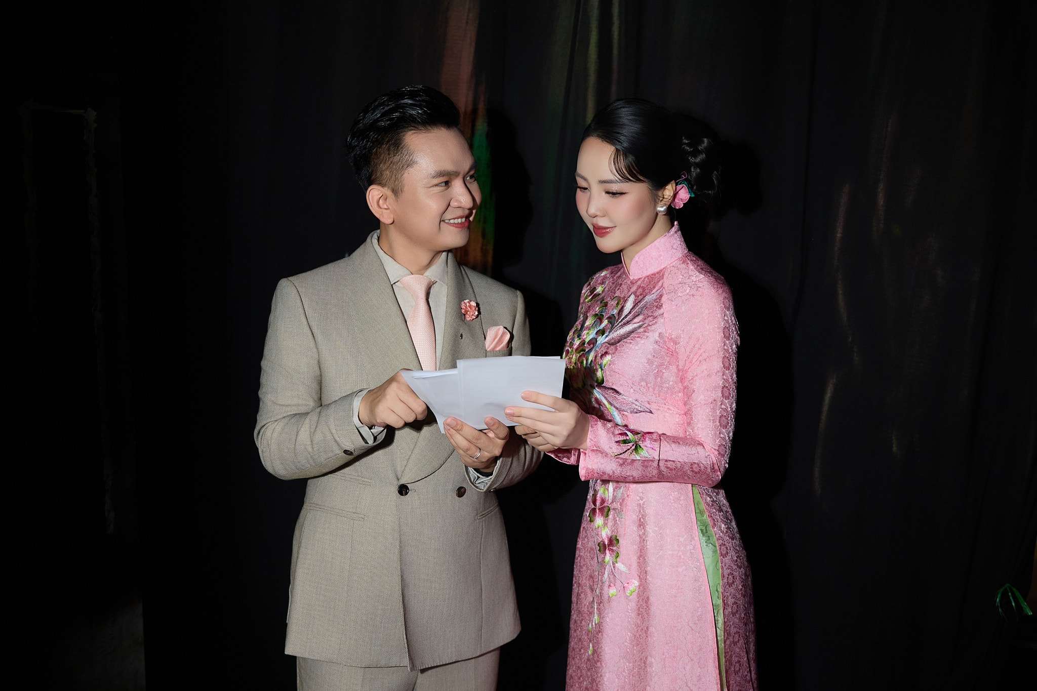 Cả hai cho thấy sự ăn ý từ phong thái trên sân khấu đến tương tác ngoài đời.