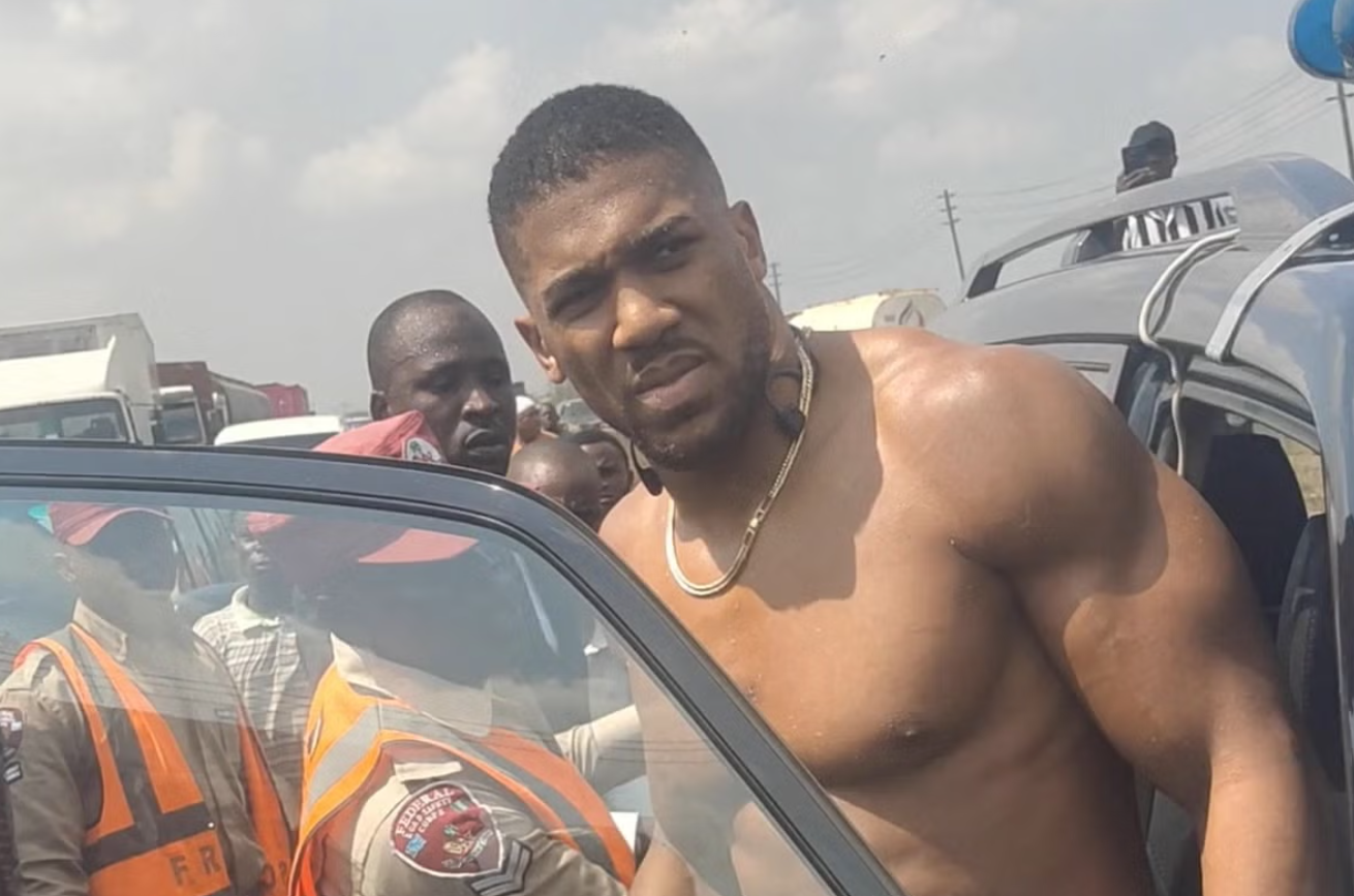 Anthony Joshua chỉ bị thương nhẹ sau vụ tai nạn. (Nguồn: The Independent)