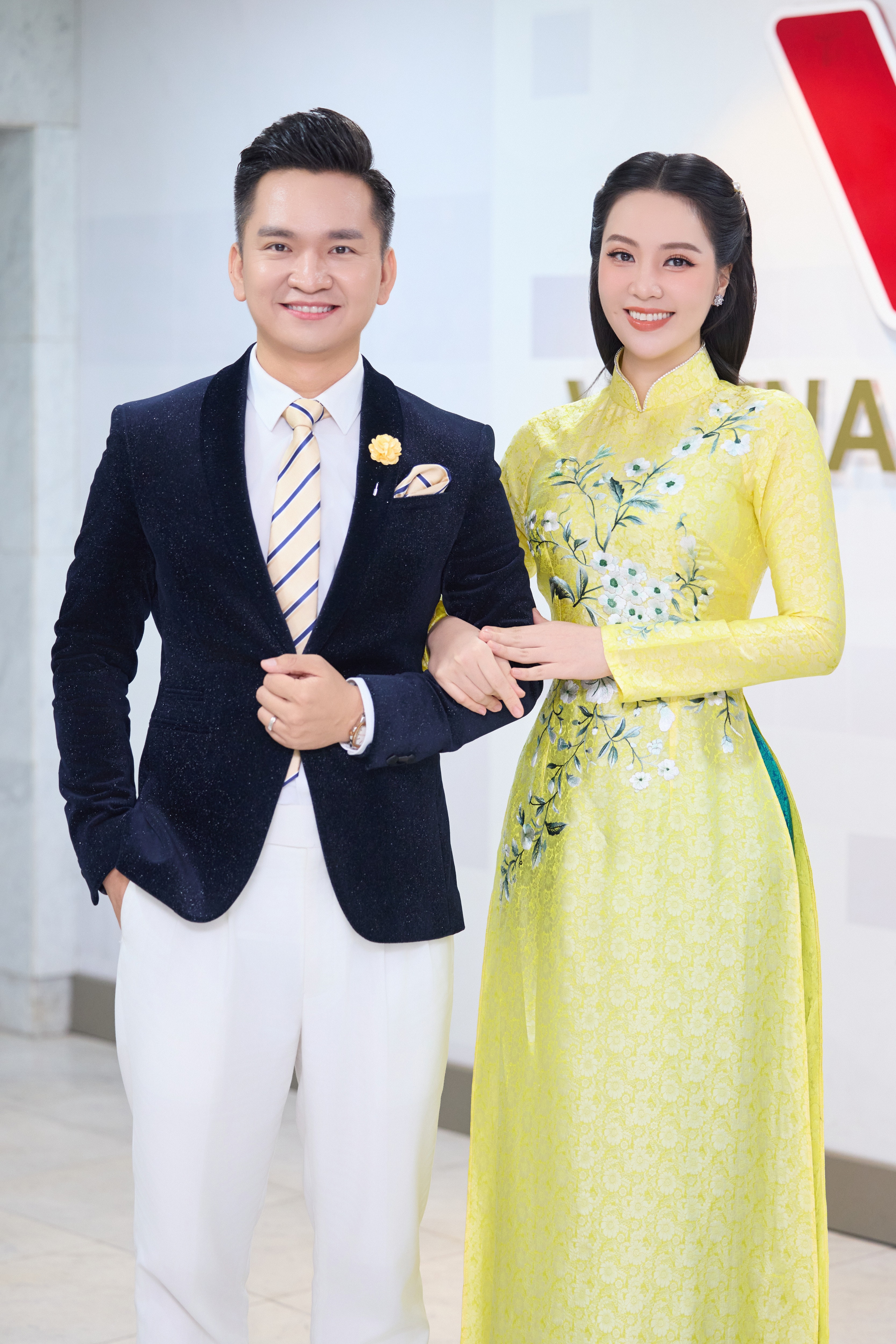 Bên cạnh chuyên môn, yếu tố hình ảnh và trang phục cũng là điểm được khán giả và giới tổ chức đánh giá cao ở cặp bạn dẫn này.