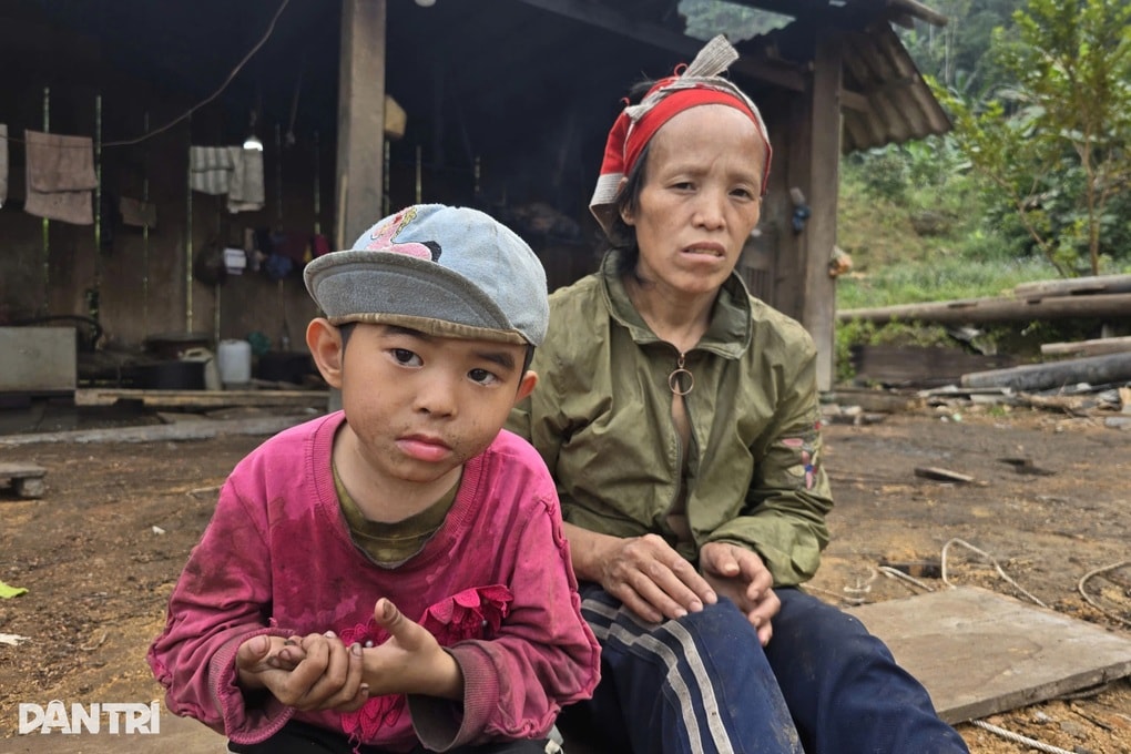 Gia đình người Dao nghèo cùng kiệt, 2 con thơ bệnh tật trong căn nhà nát - 3