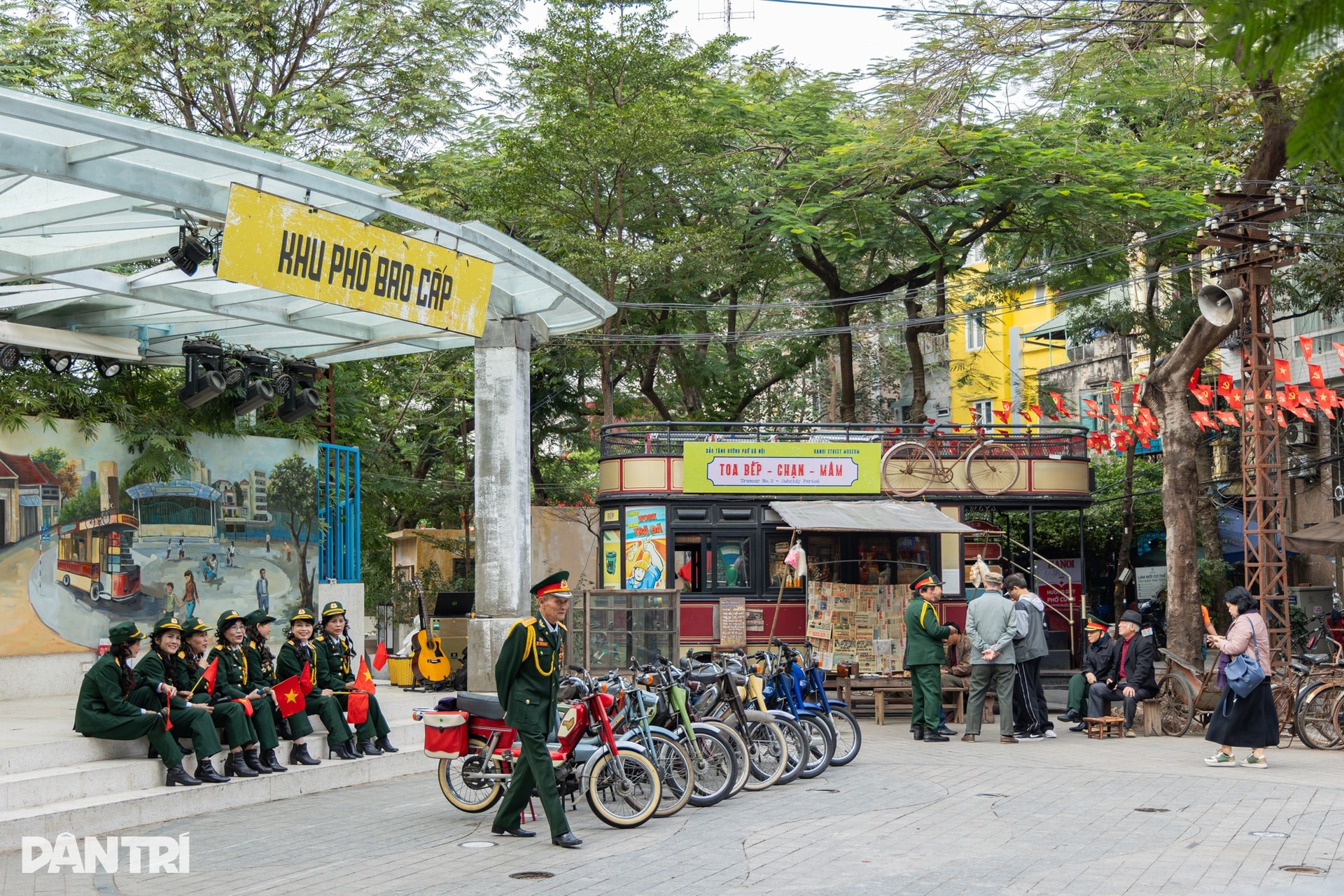 Toa tàu Hà Nội đưa khách “xuyên không” về ăn phở, uống cà phê thời bao cấp  - 5