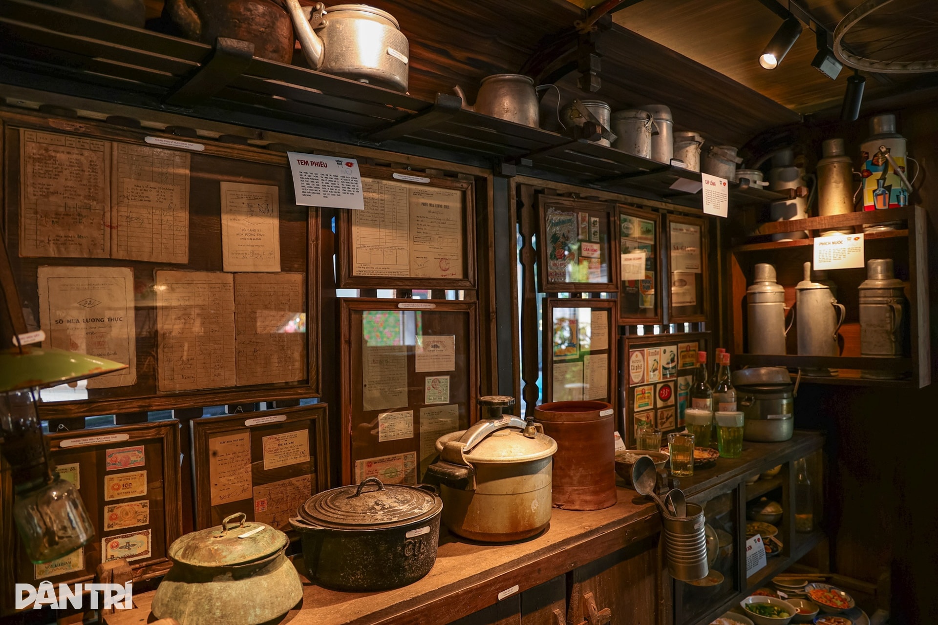 Toa tàu Hà Nội đưa khách “xuyên không” về ăn phở, uống cà phê thời bao cấp  - 6