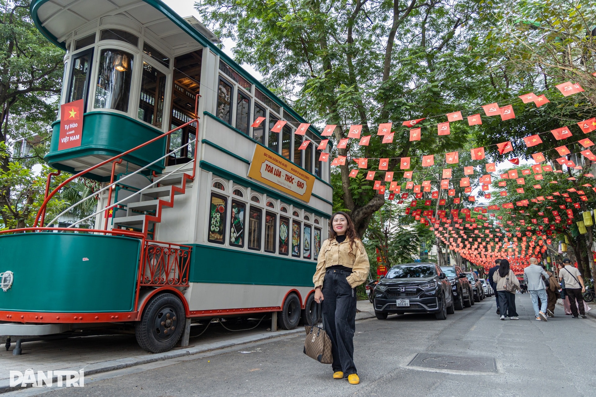 Toa tàu Hà Nội đưa khách “xuyên không” về ăn phở, uống cà phê thời bao cấp  - 8