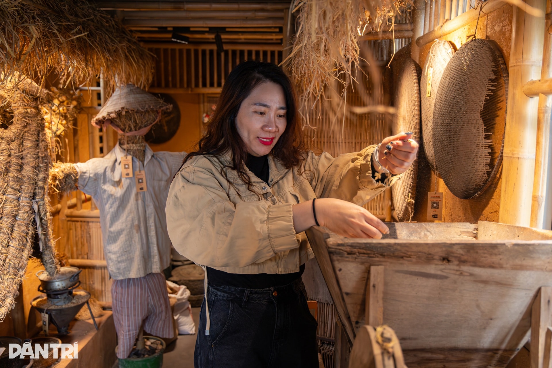 Toa tàu Hà Nội đưa khách “xuyên không” về ăn phở, uống cà phê thời bao cấp  - 9