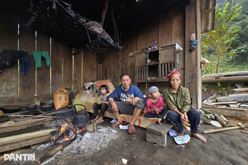 Gia đình người Dao nghèo cùng kiệt, 2 con thơ bệnh tật trong căn nhà nát - 1