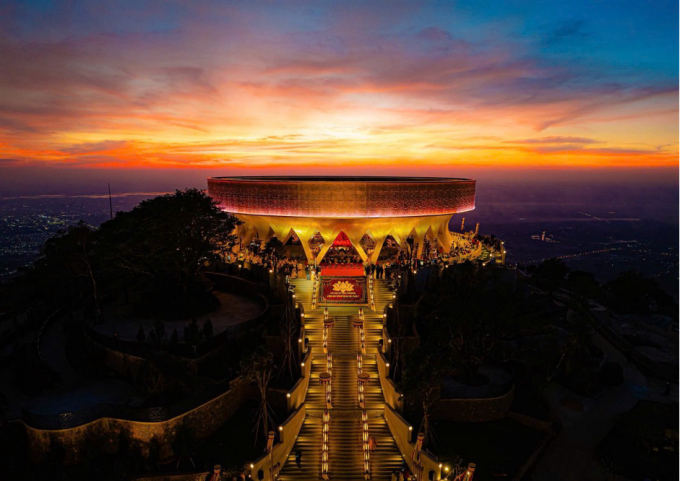 Vườn Ưu đàm - nơi an vị của tượng Đức Phật Câu Na Hàm Mâu Ni - nhìn từ trên cao. Ảnh: Sun Group