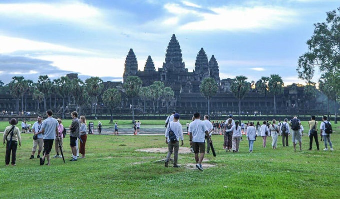 Du khách quốc tế ghé thăm quần thể Angkor Wat nổi tiếng ở Campuchia. Ảnh: ANA