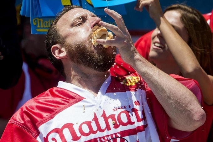 Người thi ăn chuyên nghiệp Joey Chestnut. Ảnh: Straits Times