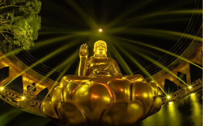 Tượng ngồi dáng kiết già (hay còn gọi là liên hoa tọa), hướng về phía Đông với khuôn mặt chạm khắc tỉ mỉ, đôi mắt mở nhẹ nhìn xuống. Ảnh: Sun Group